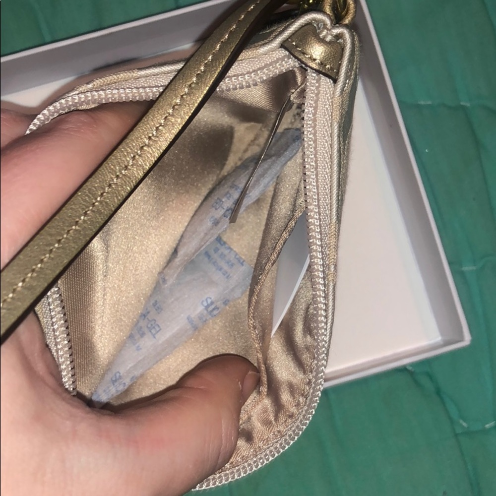 New never used Coach signature tan zip wristlet - Picture 5 of 7